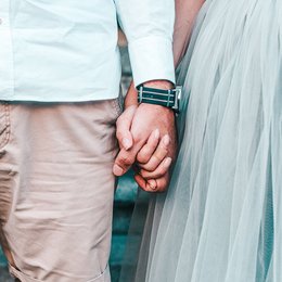 Ein unverheiratetes Paar hält sich an der Hand.
