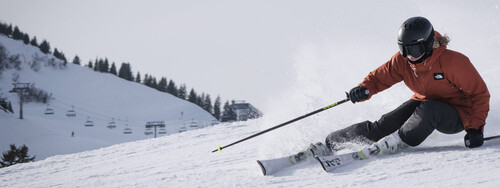 Ein Skifahrer fährt eine Piste hinunter.