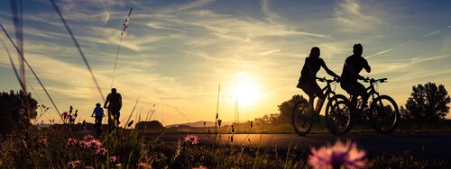 Fahrradfahrer im Abendlicht.