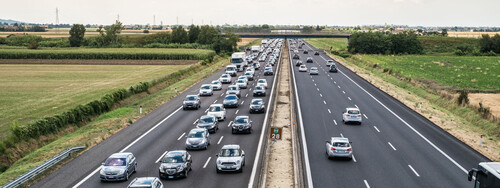 Autos auf einer Autobahn in Italien.