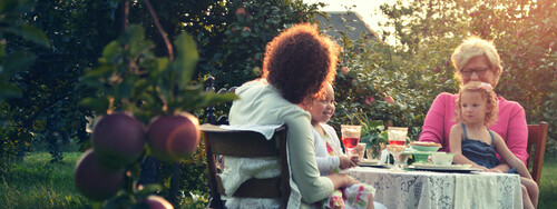 Eine Mehrgenerationen-Familie im Garten.