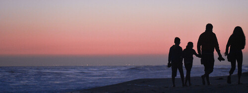 Eine Familie am Strand.